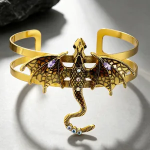 Makroansicht eines Vintage-Drachenarmbands mit Emaille-Flügeln und Kristallakzenten.