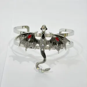 Makroansicht einer Vintage-Drachenbrosche mit Emaille-Finish und funkelnden Strasssteinen