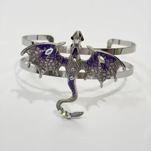 Detailaufnahme einer Vintage-Drachenbrosche in Silber mit lila Emailleflügeln und Steinen