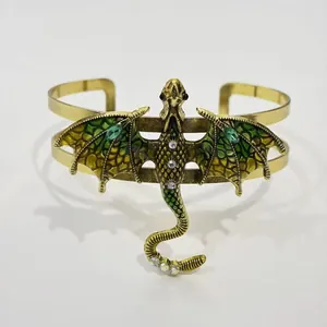 Detailaufnahme des Vintage-Drachenarmbands mit grünen Flügeln und Kristallakzenten.