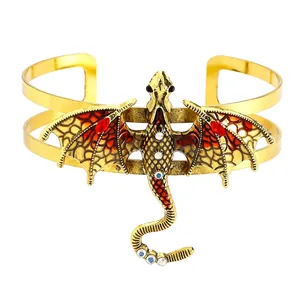 Nahaufnahme eines goldenen Armreifs mit einem bunten Emaille-Drachen im Vintage-Stil