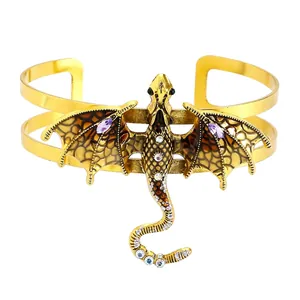 Detailansicht des Vintage-Drachen-Armreifs mit Emaille-Flügeln und bunten Strasssteinen