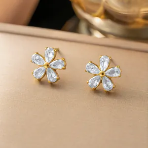 Elegantes pendientes de flor de camelia chapados en oro de 18k con pétalos de circonita clara