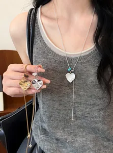Detail van hartvormige hanger ketting met elegante kettingdetails en gegraveerde tekst