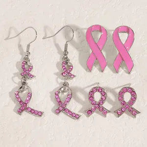 Detailaufnahme der rosa Schleifen-Ohrring-Set mit Strasssteinen und rosa Emaille-Finish.