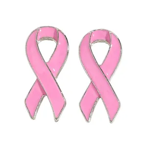 Detaillierte Makroansicht der Emaille-Ohrringe mit rosa Schleife für Bewusstsein.