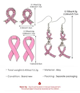 Detailansicht der Ohrringe mit rosa Schleife und genauen Abmessungen zur Brustkrebsvorsorge