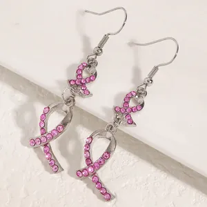 Detailansicht silberne Ohrhänger mit rosa Strasssteinen im Brustkrebs-Schleife-Design