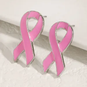 Detailansicht der silbernen rosa Schleifen-Ohrstecker für die Brustkrebs-Aufklärungskampagne