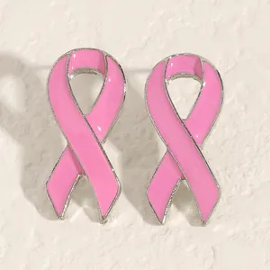 Detailansicht der rosa Schleifen-Ohrringe zur Brustkrebsvorsorge mit Emaille-Finish