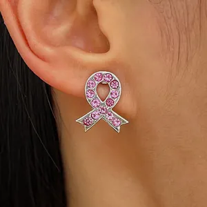 Detaillierte Ansicht eines rosa Schleifen-Ohrrings mit glitzernden Strasssteinen am Ohr.