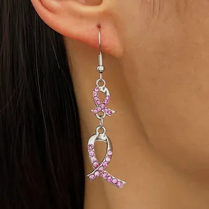 Detailansicht der Ohrhänger mit rosa Schleife und Strass für Brustkrebs-Bewusstsein