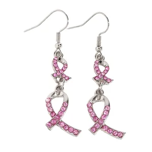 Nahaufnahme von silbernen Ohrhaken mit rosa Strass-Brustkrebs-Schleifenanhängern
