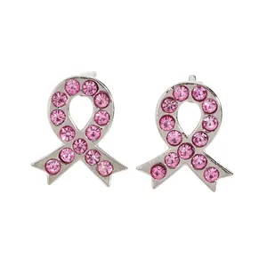 Nahaufnahme eleganter Ohrstecker mit rosa Strasssteinen zur Sensibilisierung für Brustkrebs