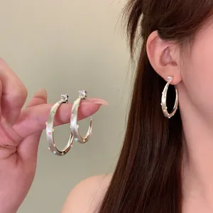 Nischendesign Gebürstete Silber Legierung Bunte Punkte C Creolen Für Damen Süße Strass Eingelegt Titan Ohrring Schmuck