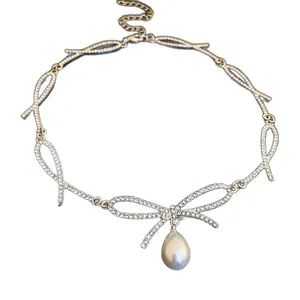 Elegante französische Bogenkette mit Kristallen und Tropfenperlenanhänger für Damen
