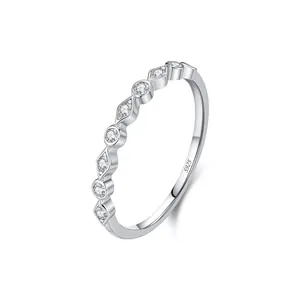 Elegante anillo geométrico de plata de ley S925 con piedras moissanite para mujer