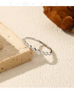 Primer plano de anillo de plata 925 con moissanita y engaste geométrico de rombo