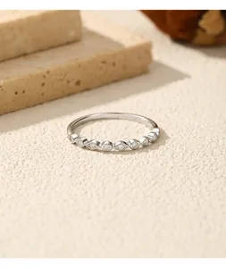 Vista detallada del anillo geométrico de plata S925 engastado con moissanita