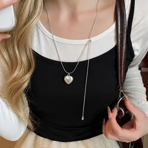 Minimalistische silberne Halskette mit gepunktetem Herzanhänger und Kette