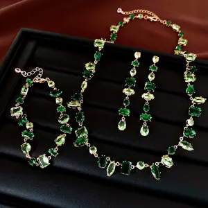 Elegante conjunto de joyas de circón verde con collar, brazalete y pendientes de gota.