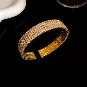 Eleganter Vintage mehrlagiger goldfarbener Armreif mit funkelnden weißen Strasssteinen Damen