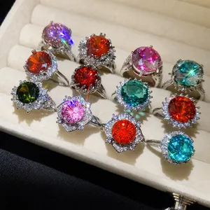 Luxuriöse, blumenförmige Zirkon-Ringe mit funkelnden bunten Edelsteinen in einer Schmuckschatulle.