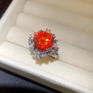 Nahaufnahme eines funkelnden orangefarbenen Zirkonia-Blumenrings in einer Schmuckschatulle