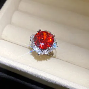 Nahaufnahme eines luxuriösen Rings mit rotem Zirkon in einer cremefarbenen Schmuckschatulle