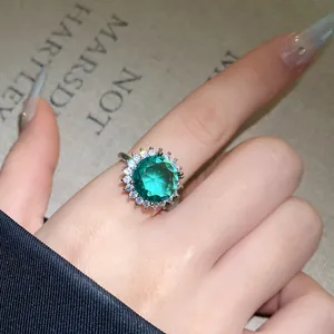 Detailansicht eines runden grünen Zirkon-Blumenrings für elegantes Damen-Schmuck