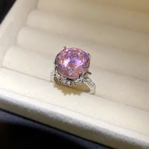 Nahaufnahme der brillanten Facetten eines großen rosa Zirkonia-Rings in Silberfassung