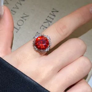 Detaillierte Ansicht eines luxuriösen offenen Rings mit rotem Zirkon im Blumendesign