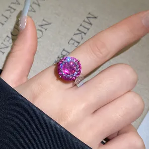 Detaillierte Nahaufnahme eines funkelnden großen runden rosa Zirkonrings mit Akzenten