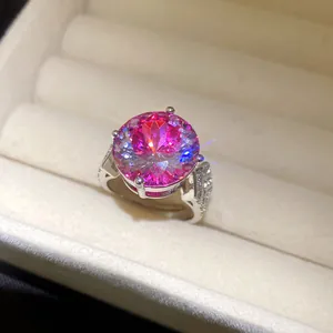 Makroansicht eines funkelnden rosa Zirkon-Rings in einer Schatulle aus Samt.
