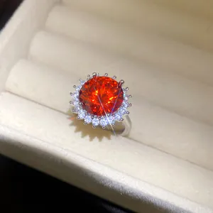 Detailansicht eines funkelnden verstellbaren Rings mit orangefarbenem Zirkon-Blume