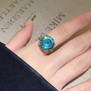 Detailaufnahme eines großen runden blauen Zirkonia-Rings mit schöner Blütenfassung