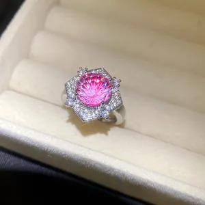 Detaillierte Nahaufnahme eines schimmernden rosa Zirkon-Blumenrings in einer Schmuckschatulle