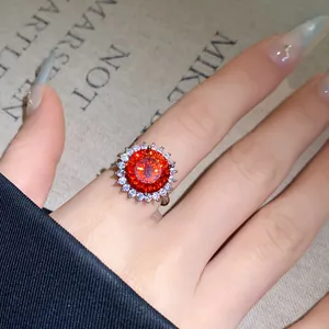 Nahaufnahme eines luxuriösen silbernen Rings mit einem leuchtend orangen Zirkonia-Blumenmuster