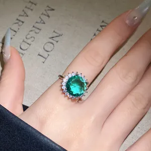 Detailaufnahme eines runden smaragdgrünen Zirkonia-Rings mit elegantem Blumen-Halo-Design