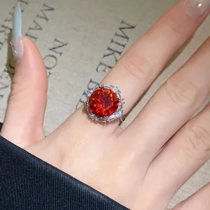 Nahaufnahme eines eleganten silbernen Blumenrings mit einem großen roten Zirkonia