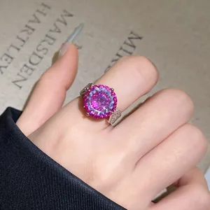 Nahaufnahme eines silbernen verstellbaren Rings mit einem großen rosa Zirkonia.