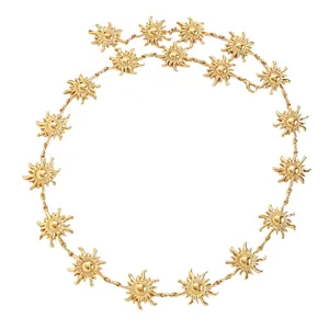 Detaillierte Nahaufnahme der goldenen Sonnenhalskette mit hohlem geometrischem Design.
