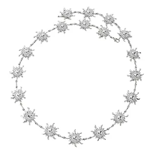 Detailansicht der silberfarbenen Sonnenblumen-Anhänger an einer langen geometrischen Kette