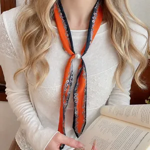 Eleganter orange-blauer Seidenschal-Halskette mit einer zentralen weißen Perle als Akzent