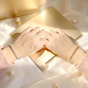 Elegantes Tennisarmband aus Edelstahl mit funkelnden Zirkonia in Krallenfassung.