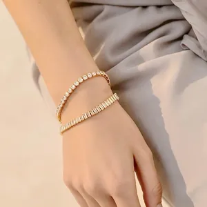 Nahaufnahme von edlen goldfarbenen Edelstahl Tennisarmbändern mit funkelnden Zirkonia