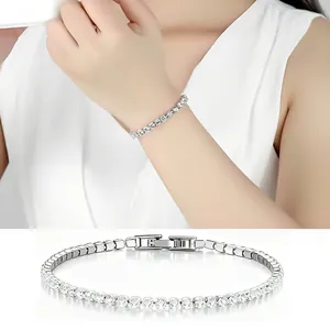 Elegantes Tennisarmband aus Edelstahl mit funkelnden Zirkonias am Handgelenk einer Frau