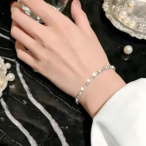 Elegante Nahaufnahme eines Tennisarmbands aus Edelstahl mit funkelnden Zirkonsteinen