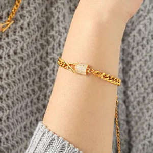 Detailaufnahme eines vergoldeten Panzerarmbands mit einem funkelnden Kristallschloss