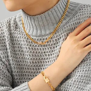 Detailansicht von vergoldeter kubanischer Halskette und Armband-Set mit funkelnden Schlössern